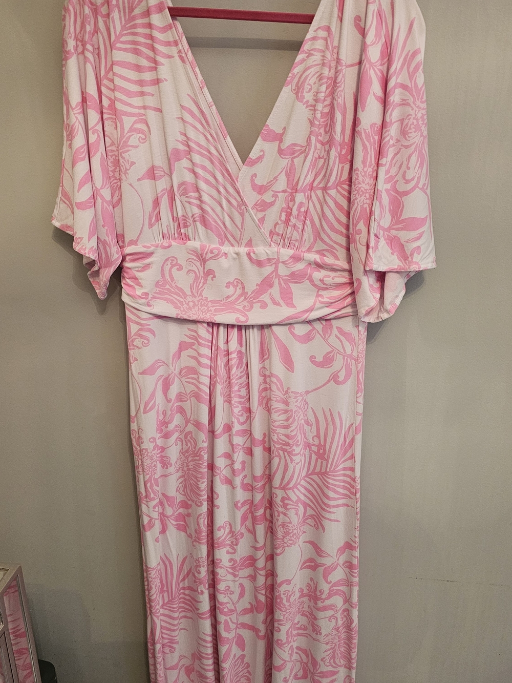 🌴 Lilly Pulitzer Pink & White Tropical Print Maxi Dress – Size Large
Beautiful